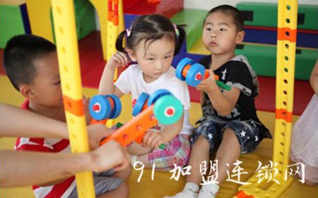 龅牙兔儿童情商乐园加盟费用多少钱？科学的系统早教是每个家庭的福音