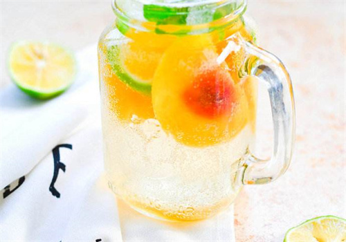 张萌萌柠檬气泡水