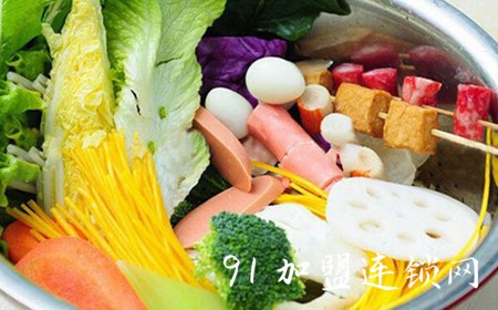 李大国麻辣烫加盟店采用大骨浓汤味道香飘九巷